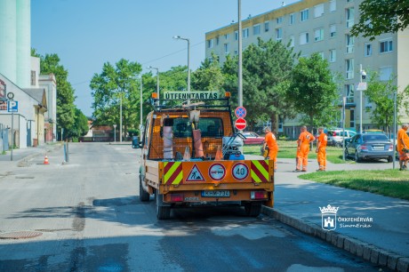 Mától aszfaltoznak a Sarló utcában - megújul az útburkolat